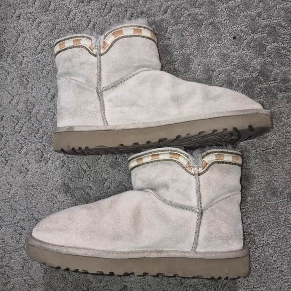 Women’s UGG classic mini boot - Picture 2 of 7